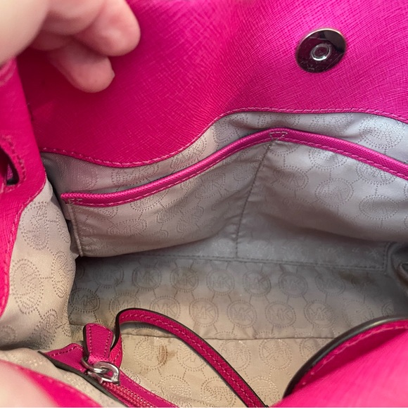 Michael Kors Hamilton Medium Raspberry Handbag - Picture 5 of 7